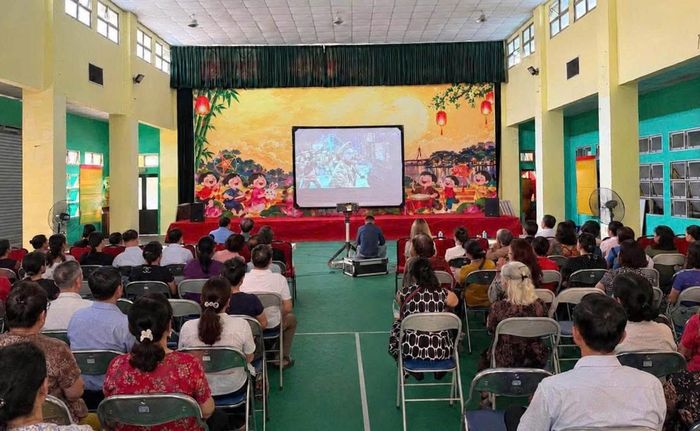 Viên chức Trung tâm Văn hóa - Thông tin và Thể thao phường Hồng Hà phối hợp tổ chức chiếu phim điện ảnh lịch sử phục vụ nhân dân trên địa bàn nhân dịp Ngày giải phóng Thủ đô. Ảnh: PV