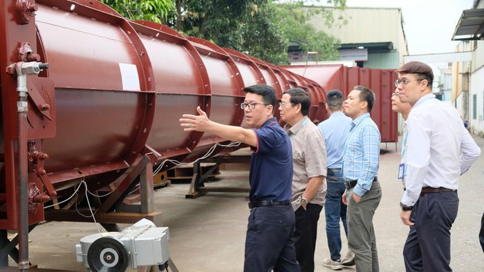 Kiểm tra sản phẩm và hệ thống thử nghiệm trong quá trình nghiệm thu cấp cơ sở. Ảnh: Khắc Kiên