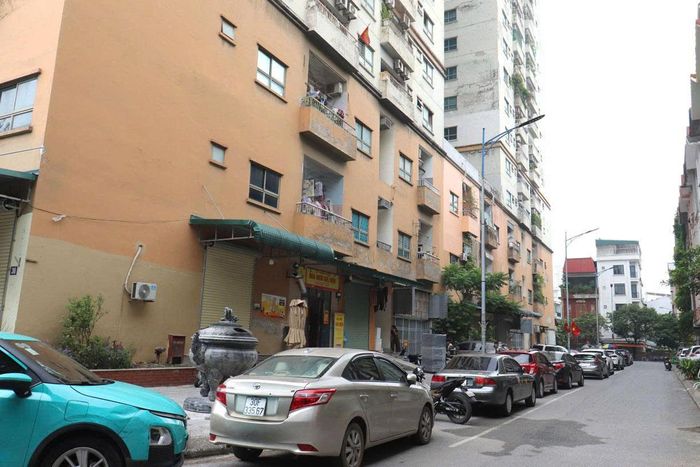 Đường đi trong khu chung cư bị chiếm dụng làm nơi đỗ xe ô tô. Ảnh: PV