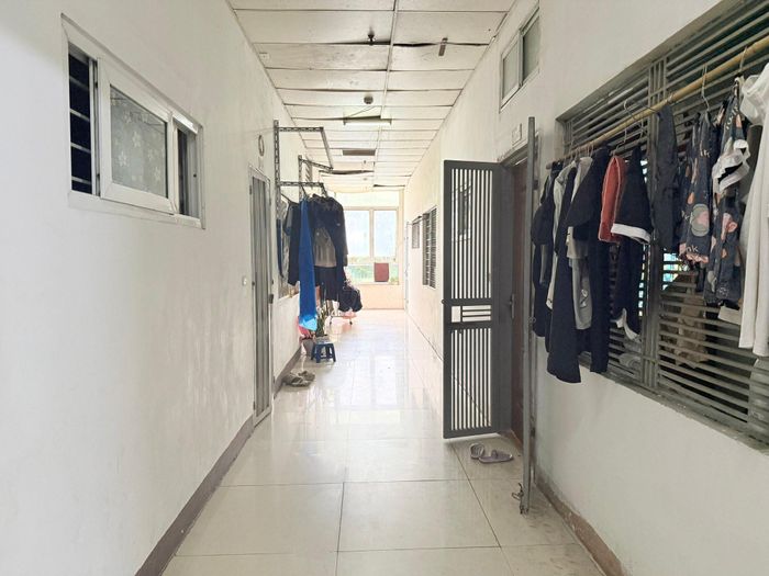 Hành lang chung cư trở thành nơi phơi quần áo. Ảnh: PV