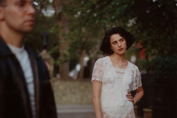  Margaret Qualley xuất hiện trong MV “Tiny Moves” (2024) của ban nhạc Bleachers do cô biên đạo và đồng đạo diễn. 
