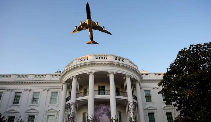 Trong buổi lễ, ông Trump và bà Melania trao những thanh chocolate cỡ lớn có in dấu kỷ niệm cho trẻ em đến xin kẹo.