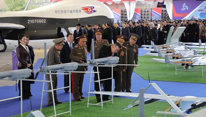 Sự kiện trưng bày máy bay không người lái vũ trang đa năng Saetbyol-9. Thiết bị này đảm nhận nhiệm vụ trinh sát và tấn công, có chiều dài 9 mét, sải cánh 21 mét.