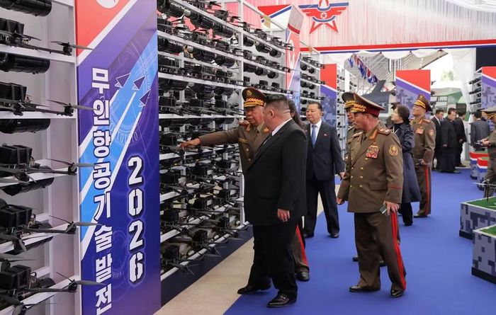 Tại buổi trình diễn hỏa lực, máy bay không người lái vũ trang Saetbyol-9 đã khai hỏa tên lửa hành trình nhằm vào mục tiêu giả định.