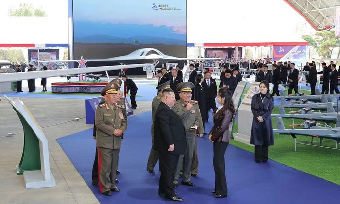 Lãnh đạo Triều Tiên- ông Kim Jong-un dự lễ khai mạc và nhấn mạnh việc giành ưu thế tuyệt đối trong lĩnh vực máy bay không người lái là lựa chọn tất yếu trong tác chiến hiện đại.