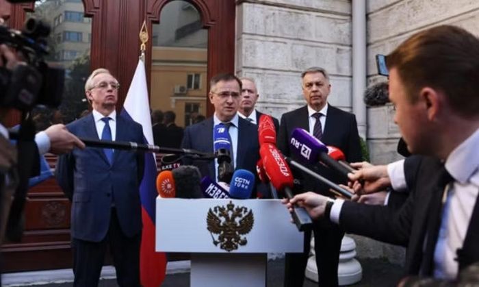 Trở ngại lớn nhất vẫn là vấn đề lãnh thổ tại Donbass, gồm hai tỉnh Donetsk và Lugansk. Nga yêu cầu Ukraine rút quân khỏi những khu vực còn kiểm soát tại Donetsk, trong khi Kiev muốn đóng băng chiến tuyến hiện tại để giữ các thành phố phòng thủ chiến lược.