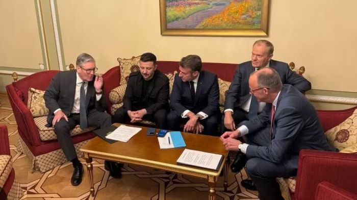 Tổng thống Zelensky cho biết Ukraine sẵn sàng thảo luận phương án lập vùng đệm hoặc vùng phi quân sự ở hai bên chiến tuyến, thay vì rút quân khỏi các vị trí đang kiểm soát. Tuy nhiên, hai bên chưa thống nhất được cơ chế thực hiện cũng như những bảo đảm an ninh đi kèm.