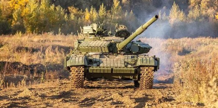 Năm 1976, những chiếc xe tăng này bắt đầu được chuyển giao cho các đơn vị thuộc Nhóm Lực lượng Liên Xô tại Đức (GSFG). Vào những năm 1980 - 1981, chúng xuất hiện trong Nhóm Lực lượng phía Nam đóng tại Hungary.