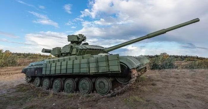 Một thời gian sau, các đơn vị này bắt đầu được trang bị phiên bản mang tên lửa dẫn đường T-64B. Nhưng khi đó bộ chỉ huy Liên Xô không còn tin rằng loại xe tăng này có thể cạnh tranh ngang hàng với M1 Abrams của Mỹ và Leopard 2 của Đức