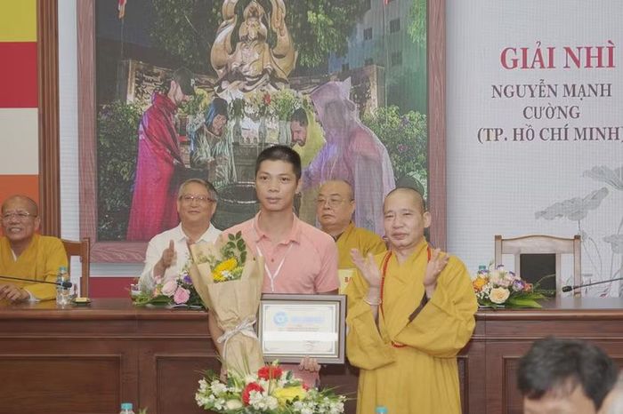 Thượng tọa Thích Thanh Tuấn, Phó Tổng Thư ký kiêm Chánh Văn phòng Hội đồng Trị sự Giáo hội Phật giáo Việt Nam trao giải nhì