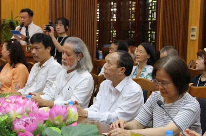 Các nghệ sĩ nhiếp ảnh và đại biểu tham gia buổi lễ