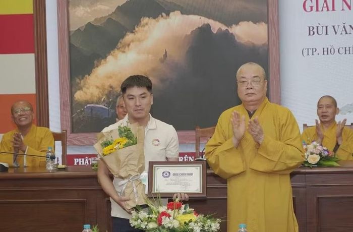 Hòa thượng Thích Thanh Nhiễu, Phó Chủ tịch Thường trực Hội đồng Trị sự Giáo hội Phật giáo Việt Nam trao giải nhất cuộc thi