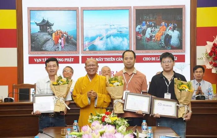 Thượng tọa Thích Đạo Hiển, Phó Trưởng ban Trị sự Giáo hội Phật giáo Việt Nam tỉnh Quảng Ninh, đại diện Ban Tổ chức phát biểu trao giải ba cho các nhiếp ảnh