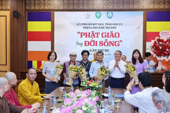 Ban tổ chức trao giải khuyến khích
