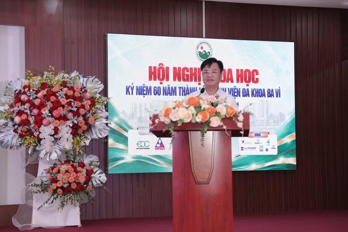 Tiến sĩ, bác sĩ Phạm Bá Hiền, Giám đốc Bệnh viện đa khoa Ba Vì (Hà Nội) phát biểu tại hội nghị