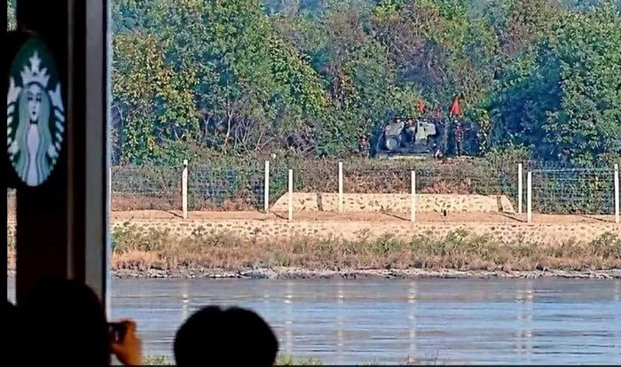 Triều Tiên hiện sở hữu pháo tự hành cỡ nòng 155 mm có tầm bắn hơn 60 km và pháo phản lực KN-25 cỡ nòng 600 mm, có khả năng tấn công mục tiêu ở khoảng cách hơn 360 km.