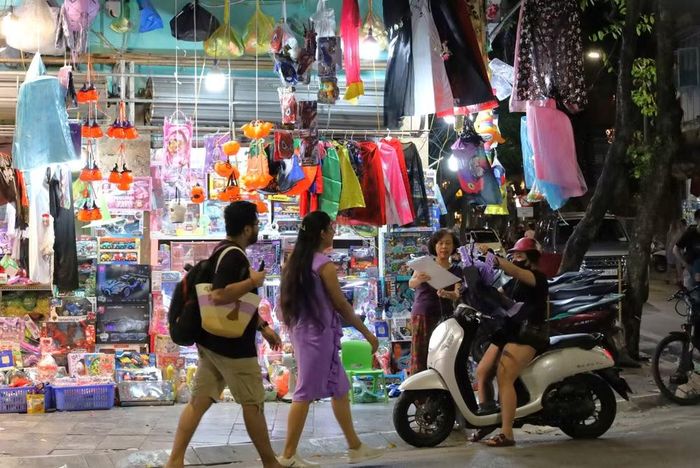 Người dân, du khách ghé lại một cửa hàng trên phố Hàng Mã, ngắm nhìn và chọn mua những món đồ hóa trang cho dịp Halloween