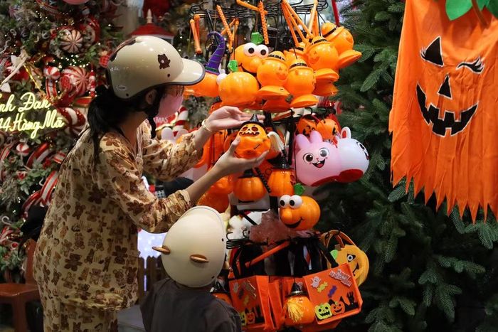 Các phụ kiện trang trí mang hình dáng bí ngô, nhân vật hoạt hình thu hút sự chú ý của người dân và du khách, đặc biệt là các gia đình có trẻ nhỏ