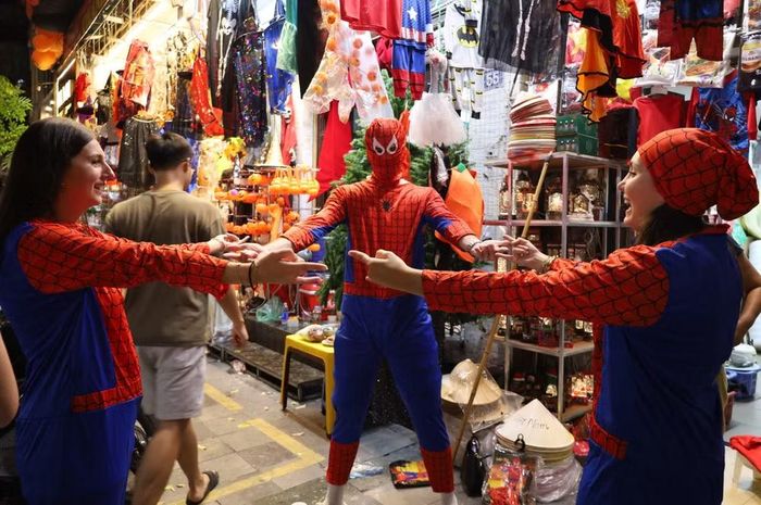 Những màn hóa trang thành nhân vật Spider-Man mang đến không khí vui nhộn, sôi động