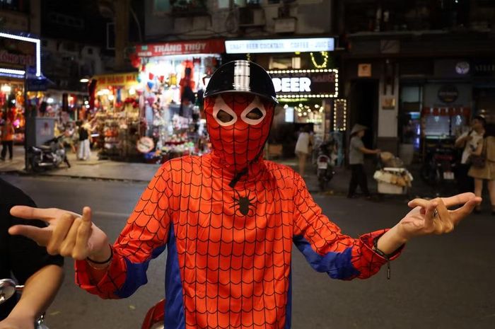 Trong khi đó, một bạn trẻ khác lại "biến hóa" thành Spider-Man, tái hiện lại những hành động của nhân vật trong phim
