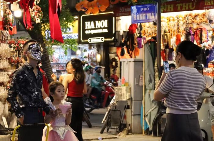 Người dân thích thú chẹk-in, tạo dáng với những món đồ hóa trang độc đáo, bắt mắt
