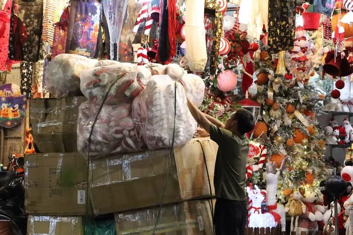 Cuối ngày lễ Halloween, các tiểu thương trên phố Hàng Mã bắt đầu nhập và sắp xếp hàng hóa trang trí Noel để chuẩn bị cho mùa lễ hội tiếp theo