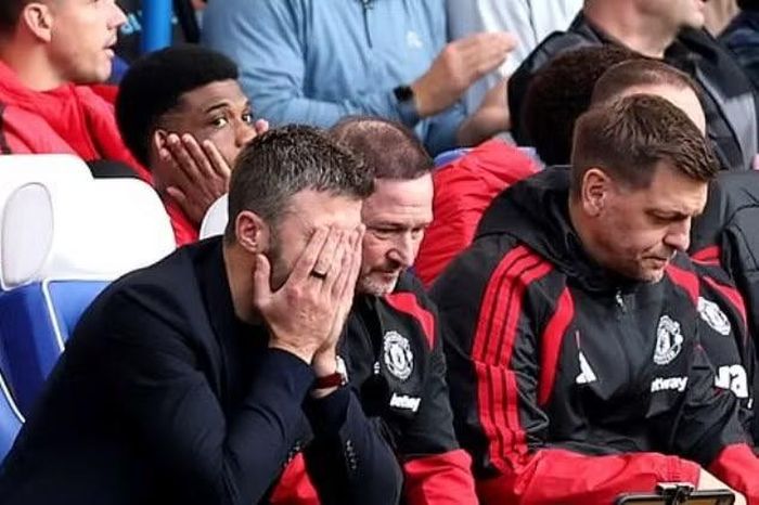 Phản ứng của Carrick khi MU thua muối mặt trước Chelsea (Ảnh: Getty Images)