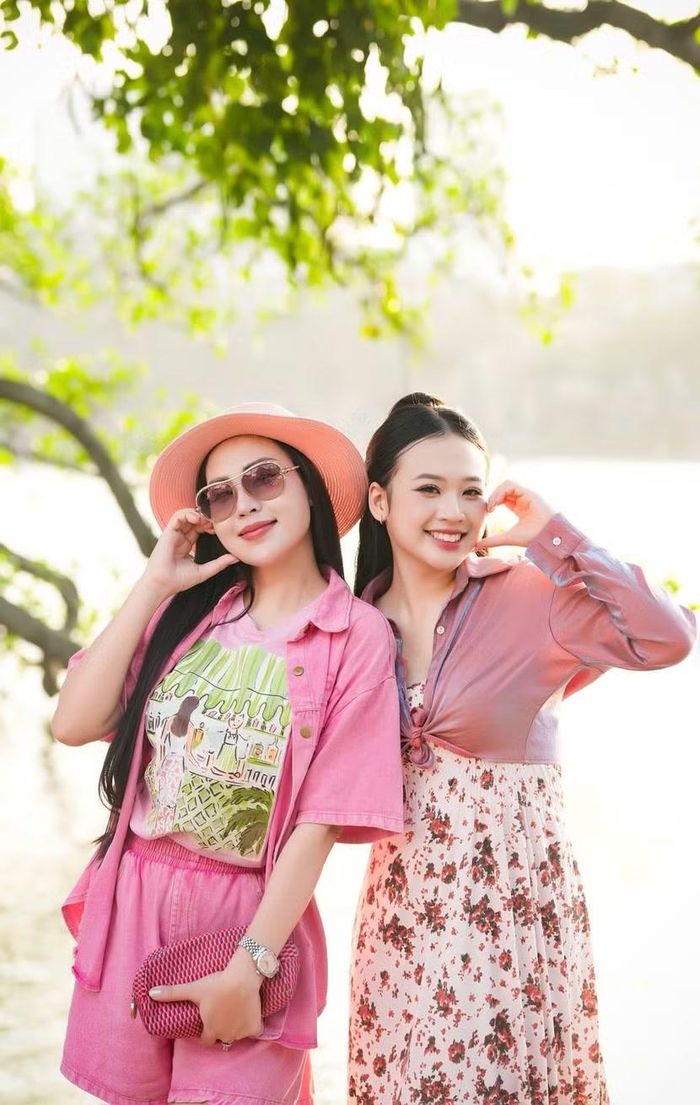 Nguyễn Thụy Hải Anh và ca sĩ, Tiến sĩ Nguyễn Khánh Ly, người thầy đồng hành, dìu dắt cô trên con đường học tập và phát triển sự nghiệp âm nhạc