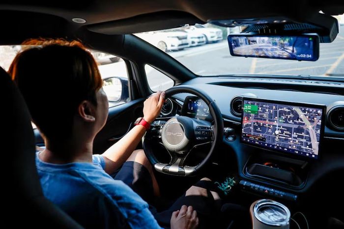 Anh Lee Seong-dong lái chiếc xe điện BYD Dolphin của mình tại Seoul, Hàn Quốc.