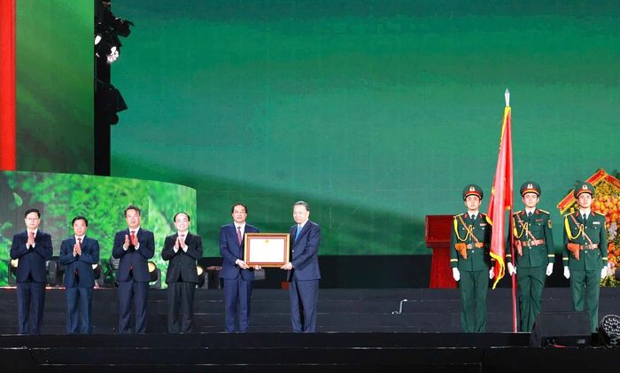 Tổng Bí thư, Chủ tịch nước Tô Lâm trao tặng Huân chương Lao động hạng Nhất cho Đảng bộ, Chính quyền và Nhân dân tỉnh Thái Nguyên.