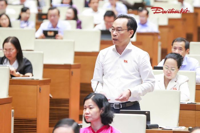 Bộ trưởng Bộ Giáo dục và Đào tạo Hoàng Minh Sơn phát biểu giải trình (Ảnh: Quang Vinh)