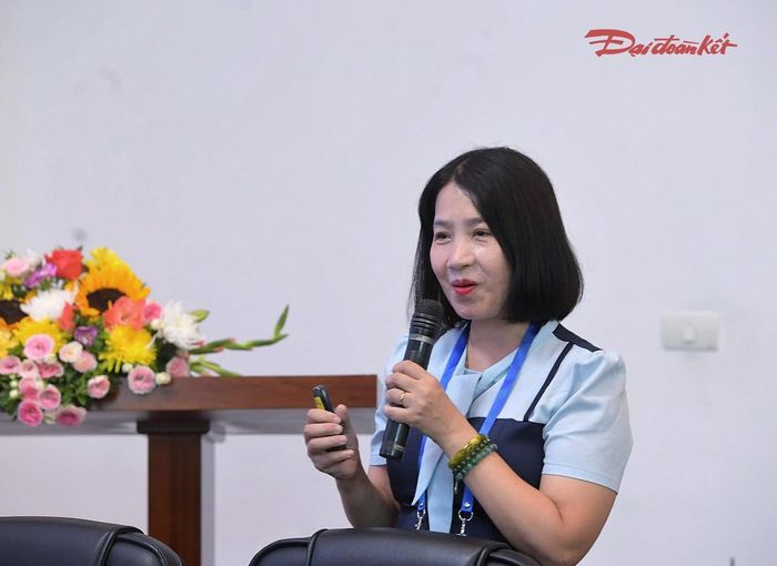 PGS.TS Vương Thị Hường - Viện trưởng Viện Nghiên cứu Hán Nôm tham luận tại hội thảo.