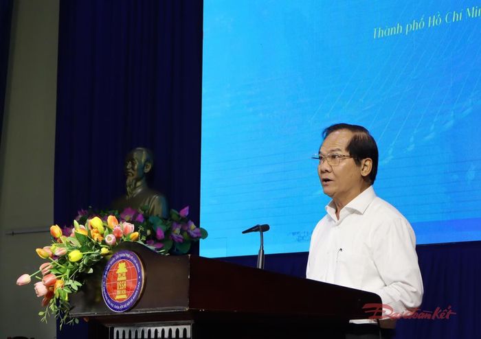 Ông Trần Văn Khuyên, Phó Trưởng Ban Tuyên giáo Thành ủy TPHCM phát biểu khai mạc hội thảo khoa học. Ảnh: T.Luân 