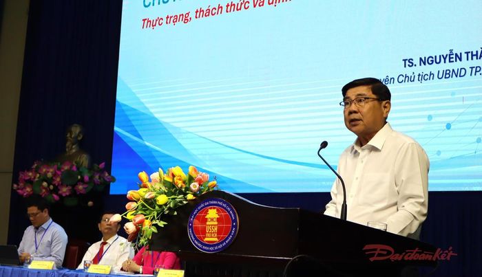 Ông Nguyễn Thành Phong, nguyên Chủ tịch UBND TPHCM phát biểu tại hội thảo khoa học. Ảnh: T.Luân