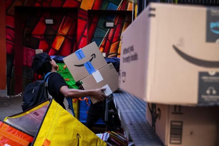  Các kiện hàng của Amazon được dỡ xuống tại thành phố New York trong tháng này. Ảnh: Bloomberg. 