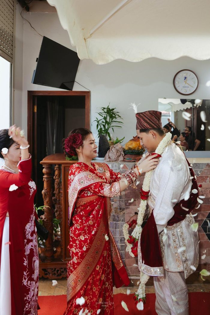 Lời hẹn vui “đến 30 tuổi chưa kết hôn thì sẽ cưới nhau” trong chuyến đi Nepal đã thành hiện thực sớm hơn cả hai từng nghĩ.