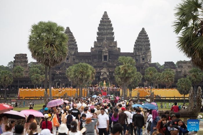 Du khách tham quan quần thể Angkor Wat tại tỉnh Siem Reap, Campuchia, năm 2025. Ảnh: Tân Hoa Xã.