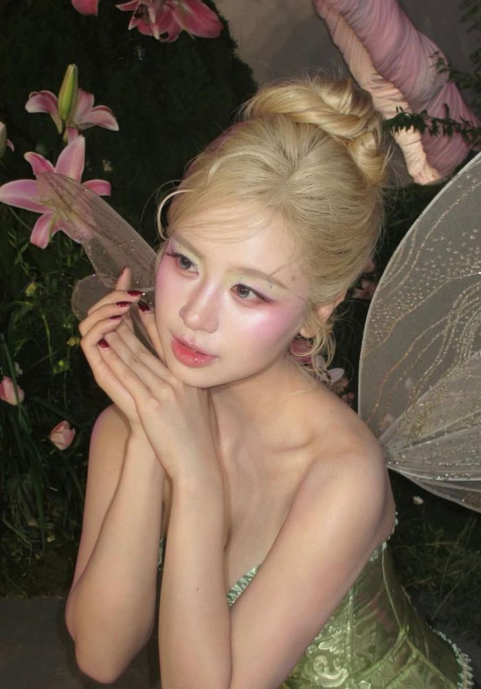 Trong số các hình tượng được hưởng ứng, Tinker Bell trong phim Peter Pan trở nên nổi bật khi được nhiều mỹ nhân Việt lựa chọn. Chiếc váy xanh lá và mái tóc vàng hoe đặc trưng trở thành những chi tiết nhận diện xuyên suốt trong loạt tạo hình của influencer Hàn Hằng gần đây. Ảnh: @han.hang.