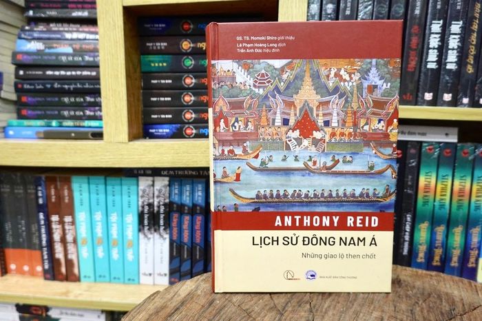 Một cuốn sách khác mới nằm trong nhóm sách bán chạy của Hiệu sách Lâm là Lịch sử Đông Nam Á - Những giao lộ then chốt. Cuốn sách là một hành trình nhìn lại Đông Nam Á như một trung tâm giao thoa kinh tế, văn hóa của thế giới, nơi các nền văn minh, tôn giáo, thương mại và quyền lực liên tục gặp gỡ, va chạm, tái định hình. Tác giả Anthony Reid là một nhà sử học về Đông Nam Á. Ông từng là Giáo sư tại Đại học Quốc gia Australia (ANU) và là người sáng lập Viện Nghiên cứu châu Á tại Singapore.