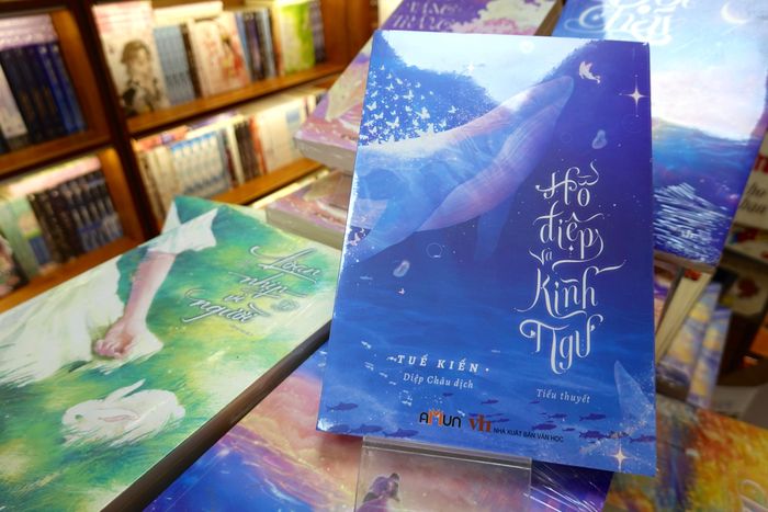 Cuốn sách thứ hai mới lọt vào nhóm sách bán chạy của FAHASA là Hồ Điệp và Kình Ngư. Đây là tiểu thuyết ngôn tình của tác giả Tuế Kiến, một trong những cây bút nổi bật của dòng văn học ngôn tình hiện đại Trung Quốc.
