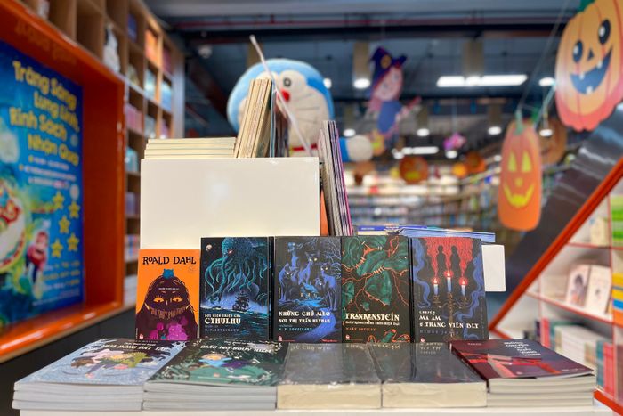 Đại diện đơn vị cho biết dịp Halloween, các tiểu thuyết kinh dị, trinh thám, mang màu sắc đen tối như Lời hiệu triệu của Cthulhu, Những chú mèo nơi thị trấn Ulthar, Frankenstein hay Prometheus thời hiện đại... ghi nhận lượt bán tăng nhiều hơn bình thường.