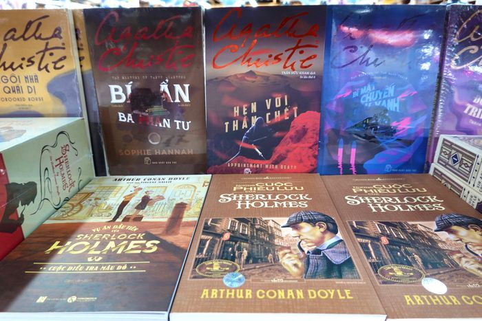 Mùa Halloween, sách của Agatha Christie, các phiên bản khác nhau của tác phẩm kinh điển Sherlock Holmes cũng được độc giả tìm đọc nhiều hơn. Đặc biệt, bộ Sherlock Holmes có nhiều phiên bản hộp sách, sách ấn bản đặc biệt từ nhiều nhà xuất bản, công ty sách với mức giá đa dạng, phù hợp mua làm quà tặng hoặc sưu tầm.