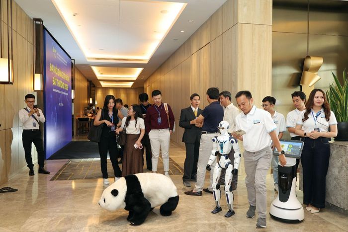 Việc đưa sản phẩm công nghệ hiện đại vào đời sống thực tế đòi hỏi quá trình giáo dục thị trường bài bản thông qua điểm chạm vật lý trực quan.