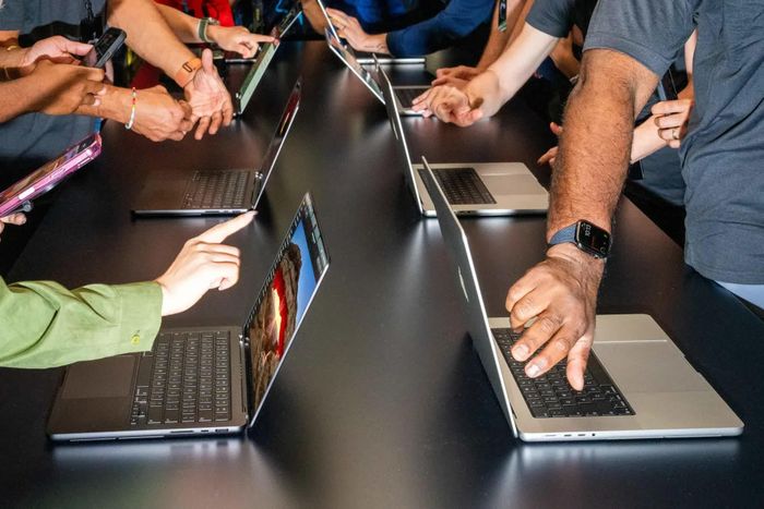 Khách trải nghiệm máy tính xách tay MacBook Pro màn hình cảm ứng của Apple trong một sự kiện ở Los Angeles vào ngày 28/10. Ảnh: Bloomberg