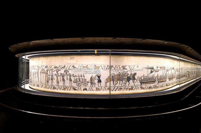 Tấm thảm Bayeux dài 70 m khi được trưng bày tại Bảo tàng Bayeux (Pháp) trước khi cho bảo tàng Anh mượn vào tháng 9 năm nay. Ảnh: Ardee Napolitano/Reuters.