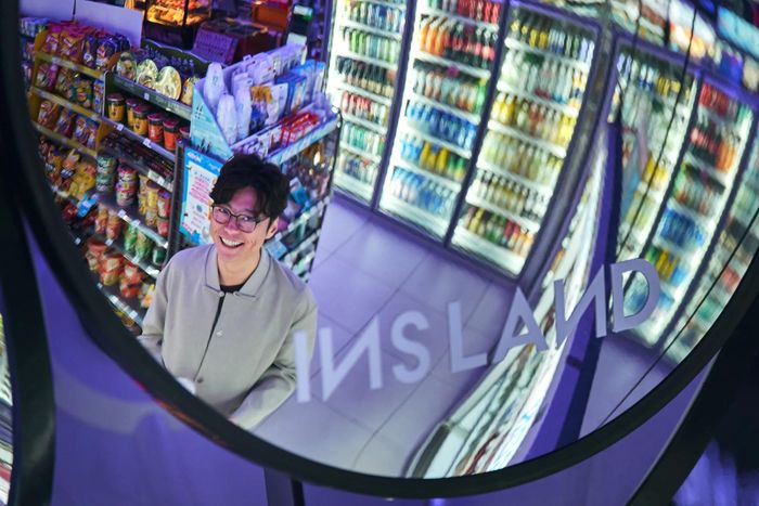  INS Land không chỉ dựa vào hoạt động bán đồ uống và không gian khiêu vũ. Ảnh: Bloomberg. 