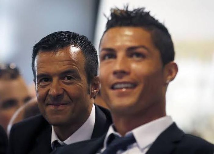 Mendes đứng sau những quyết định bên ngoài sân cỏ của Ronaldo. Ảnh: Reuters.