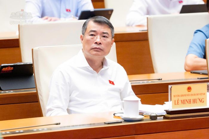  Thủ tướng Lê Minh Hưng tham dự phiên thảo luận ở hội trường về tình hình kinh tế xã hội, ngân sách Nhà nước sáng 31/10. Ảnh: Quochoi.vn. 