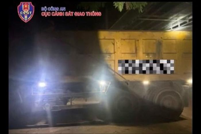 Chiếc xe tải trong vụ việc đã được lắp thêm các đèn 2 bên thành xe. Ảnh: Cục CSGT.
