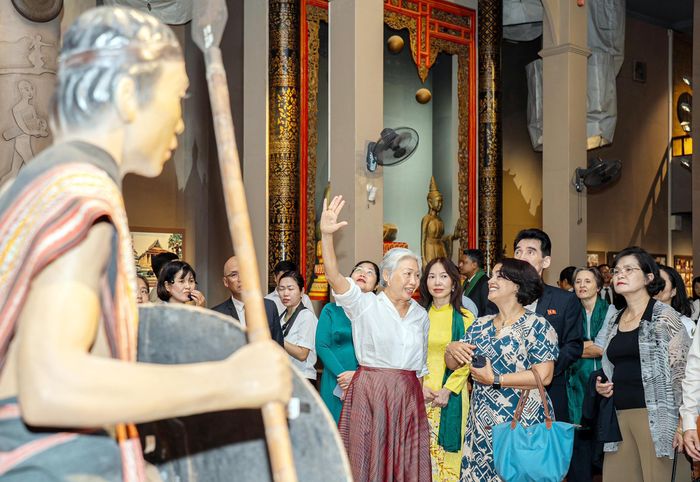  Chiều cùng ngày, đoàn đại biểu tiếp tục tham quan Bảo tàng Văn hóa các dân tộc Việt Nam tại Thái Nguyên. Nơi đây hiện lưu giữ hơn 50.000 tài liệu, hiện vật về đời sống, phong tục và bản sắc văn hóa của 54 dân tộc, góp phần giới thiệu sự đa dạng văn hóa Việt Nam đến các vị khách quốc tế.